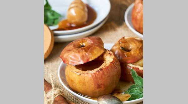 Mere umplute cu carne de porc, un preparat de lux pentru masa de Crăciun