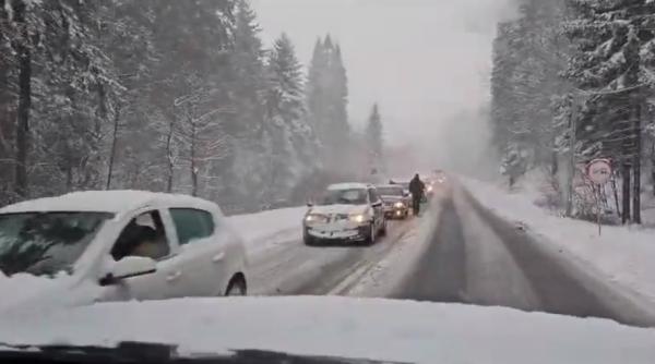 Șoferii s-au înghesuit pe Valea Prahovei cu anvelope de vară. Trafic blocat la Predeal, unde se circulă pe zăpadă