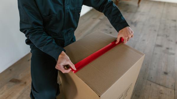 Un curier român din Germania a furat din coletele pe care trebuia să le livreze: angajatorul îl dăduse dispărut