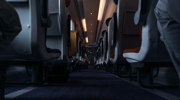 Panică într-un avion, care s-a umplut cu fum: la scurt timp de la decolare, aeronava s-a întors la aeroport