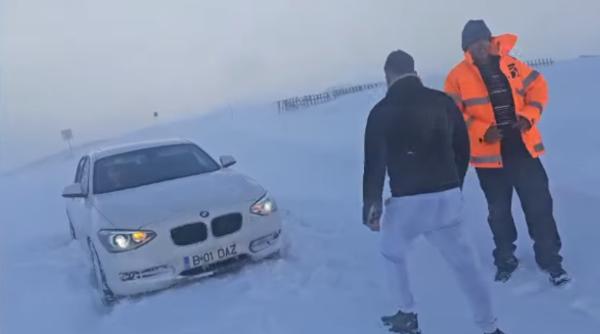 Șmecher cu BMW, lasat de poliție fără permis după ce a ignorat toate avertismentele și a rămas blocat pe un drum închis din cauza zăpezii - VIDEO