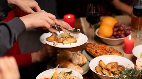 "♫ Lăudați și cârnați/ Și vă îmbuibați! ♫". Cel mai tare colind din 2023