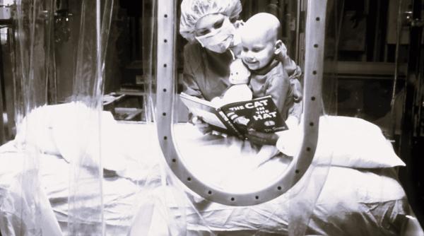 Povestea emoționantă a băiețelului care a fost diagnosticat cu afecțiunea rară „Boala Crăciunului”