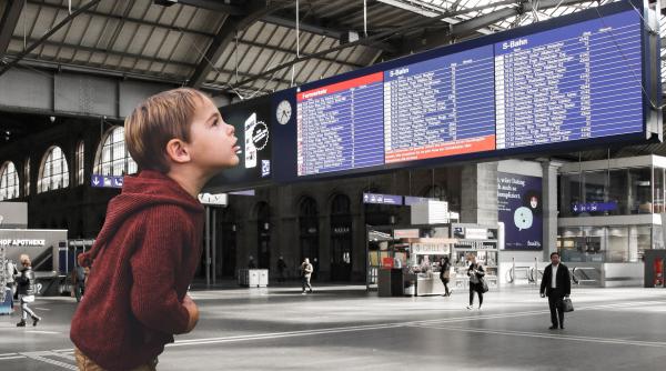 Un băiat de șase ani a aterizat la sute de kilometri depărtare de familie după o greșeală a companiei aeriene