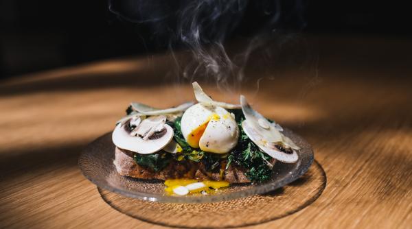 Ciuperci aromate cu brânză pe grătar - O rețetă ușoară și bună de încercat