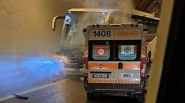 Accident cumplit în Italia: Patru oameni au ars într-o ambulanță care s-a ciocnit cu un autocar plin de copii