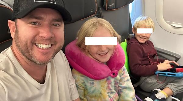 Bărbat aspru criticat, după ce o stewardesă i-a hrănit copilul în avion: „Însoțitorii de bord nu sunt dădace"