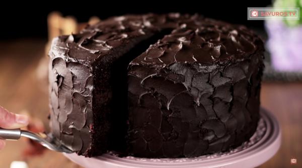 Prăjitură cu ciocolată și rom pentru Revelion. Un desert delicios cu un strop de alcool!  