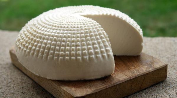 O persoană a murit în Marea Britanie după ce a mâncat brânză de la supermarket 