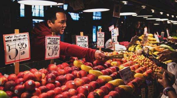 Surpriză emoționantă pentru un vânzător de pe stradă: A slujit toată viața omul care i-a oferit o locuință, apoi la moartea lui, a primit toată averea