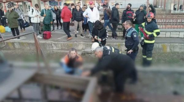 Adolescent român de 14 ani, electrocutat pe tren, după ce a urcat să își facă un selfie