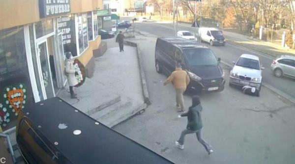 Individul lovit intenţionat cu maşina un alt bărbat, în Slatina, o urmărea pe fosta sa iubită. Femeia avea ordin de protecția împotriva lui