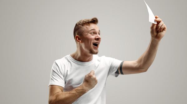 Șapte români, mai bogați, după ce au câștigat la tragerile speciale Loto din noaptea de Revelion