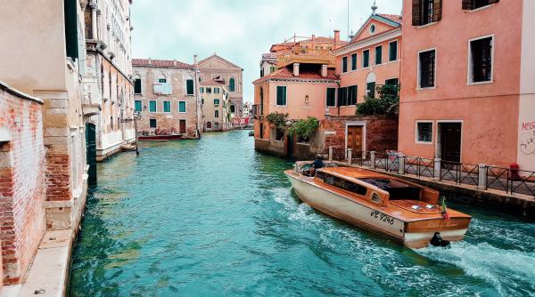 Veneția intensifică lupta împotriva turismului de masă în 2024: amenzile vor ajunge și la 500 de euro