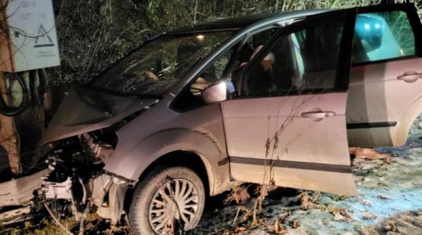 Accident grav, în Cluj: Şase persoane, între care doi copii, rănite după ce o maşină a intrat într-un stâlp