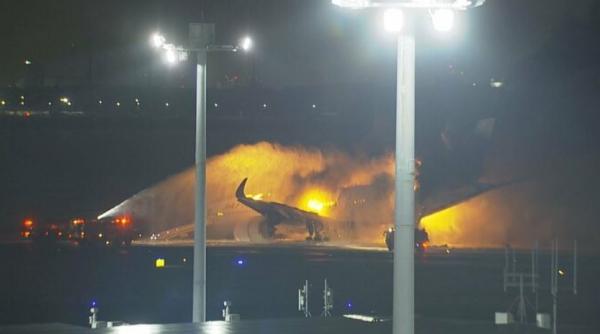 Un avion cu peste 300 de pasageri la bord a luat foc pe aeroportul din Tokyo