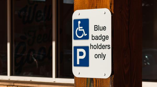 Bărbat cu dizabilități, lăsat fără cuvinte după ce i s-a spus că nu este "suficient de handicapat" pentru a parca pe un loc rezervat