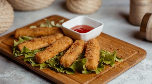 Batoane de pește pane cu parmezan, o gustare crocantă pentru întreagă familie