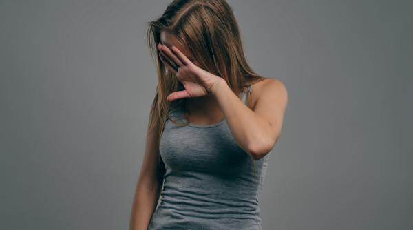 Un minor român din Creta a încercat să-și înece sora, apoi și-a lovit și amenințat mama