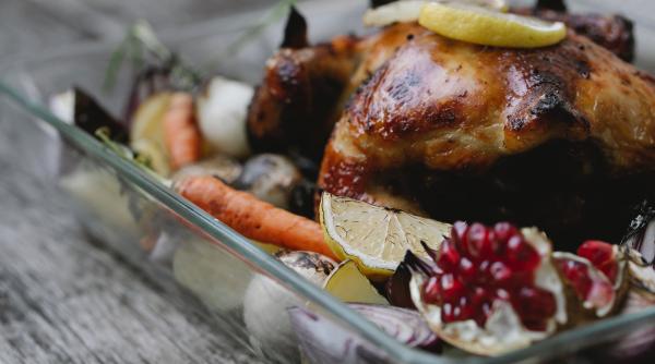 Pui copt cu rozmarin și usturoi, o simfonie de gusturi și arome
