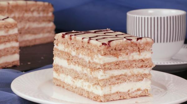 Prăjitură cu miere, nucă și frișcă - rețeta autentică a acestui desert incredibil