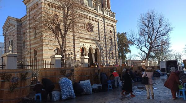 Pregătiri în fața Arhiepiscopiei Tomisului pentru ziua de Bobotează: 200.000 de pet-uri cu apă sfințită vor ajunge la credincioși / FOTO