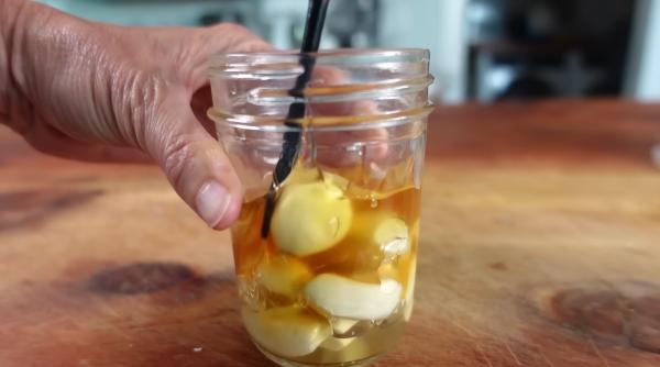 Sănătate la borcan: Amestecă miere de albine cu usturoi și scapă de probleme