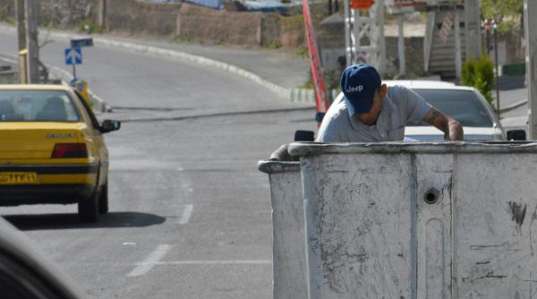 Câștigă aproximativ o mie de euro pe săptămână cotrobăind prin tomberoane: "Nu este o meserie pentru toată lumea, dar o fac de ani de zile"