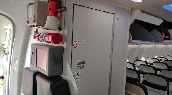 Un bărbat a fost găsit mort în toaleta unui avion, în drum spre Manchester. Un alt pasager a dat alarma