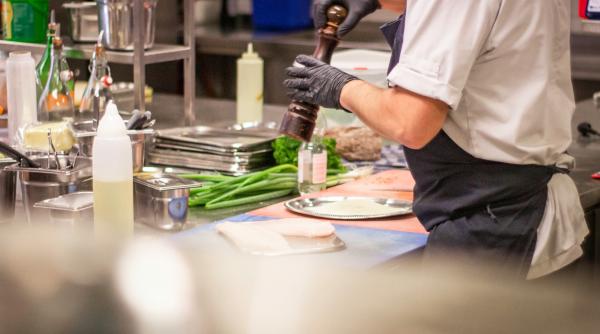 Un bucătar fidel a fost recompensat după 27 de ani de muncă neîntreruptă: „Ceva ce nu am crezut niciodată că este posibil”