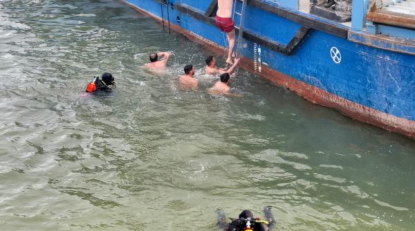 Un român care lucrează în Germania, primul care a scos crucea din Dunăre, de Bobotează: "Am venit special din străinătate" 