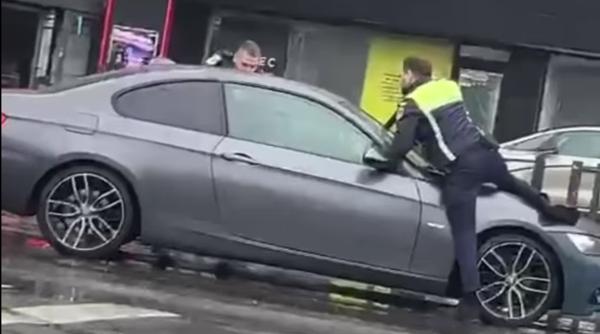 "Bombardier" fără permis, încătușat spectaculos de polițiști, în București, după o urmărire. Video