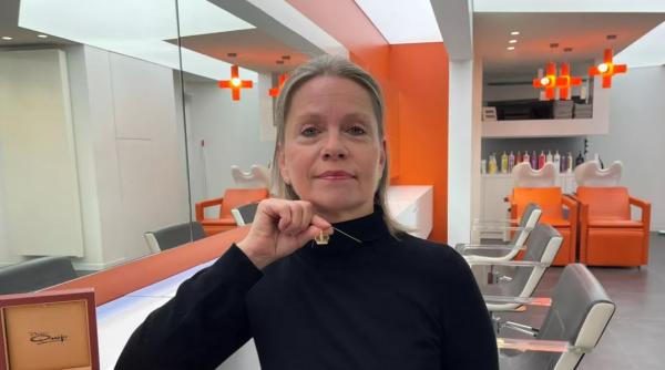 O femeie din Belgia a găsit bijuteria în valoare de 2.500 de euro la desertul de la cofetaria din Bruges: „Cu greu îmi venea să cred”