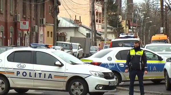 UPDATE. Un fost polițist român s-a baricadat în casă, după ce a spart geamul locuinței vecinei sale, amenințând că o omoară