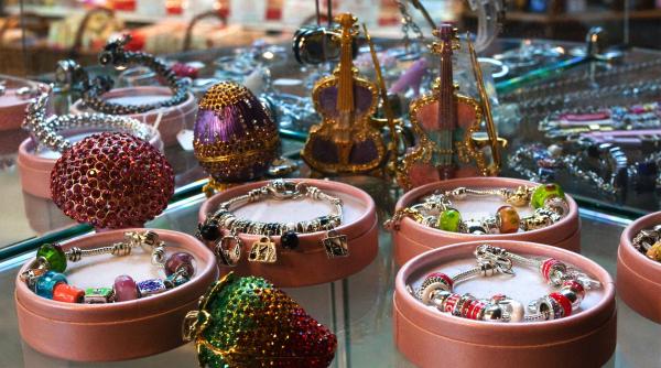 Un român din Germania a distras vânzătoarea și a jefuit un magazin de bijuterii dintr-o gară