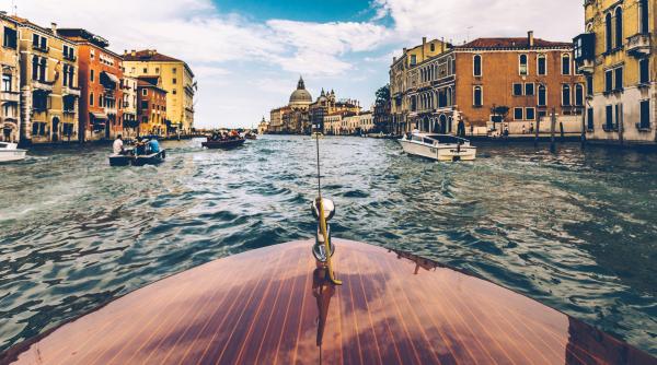 Veneţia, înghiţită de maree: apa a intrat și în Bazilica San Marco