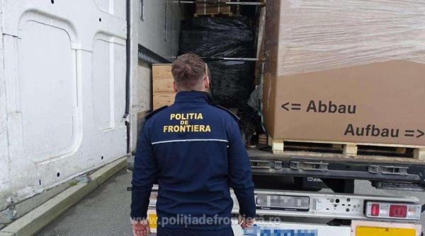 Camion, în drum spre Germania, oprit la frontieră: zeci de cutii cu bunuri de lux contrafăcute, confiscate