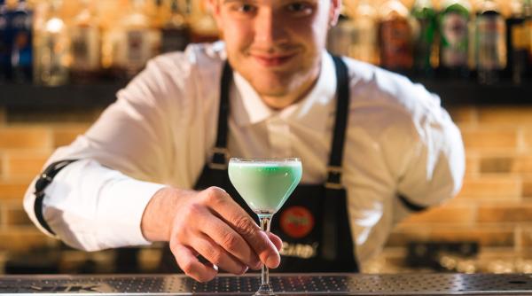 Italia. Modificări în programul angajaților din restaurante, baruri, hoteluri și cluburi: munca de noapte, sărbători și ore suplimentare