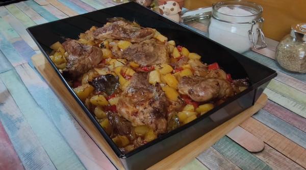 Pulpă suculentă marinată cu legume la cuptor și garnitură de orez, pentru o cină de neuitat