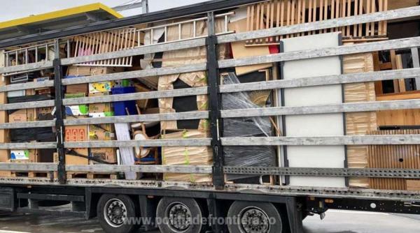 Trei TIR-uri încărcate cu deşeuri aduse din Olanda şi Cehia, blocate să intre în ţară