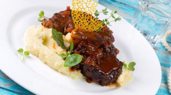 Medalioane de porc în sos cremos și delicios de piper, o mâncare perfectă pentru o cină cu prietenii