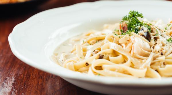 Pasta Alfredo cu broccoli si pui. Preparatul perfect pentru zilele de weekend când ai prietenii la masă
