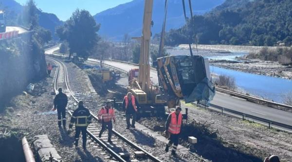 Un autobuz cu pasageri a căzut de la 10 metri pe șinele de cale ferată în Franța. Trei victime rănite grav