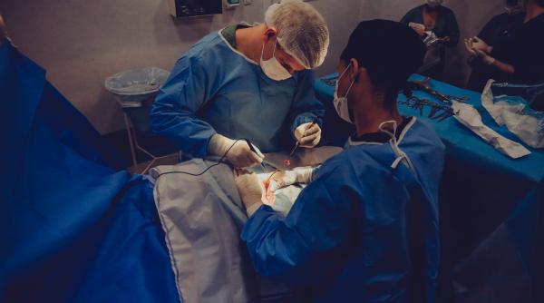 Un bărbat din Italia a murit din cauza unui tifon uitat în timpul unei operații: despăgubiri de 1,5 milioane de euro pentru familie