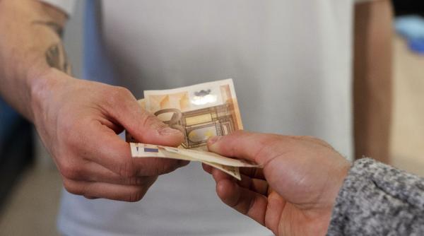 Un bărbat din Germania, supărat că nu poate folosi cardul la un magazin: Vor doar bani cash!