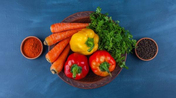 Gustare picantă din roșii și morcovi în stil georgian: rețeta este simplă și rapidă