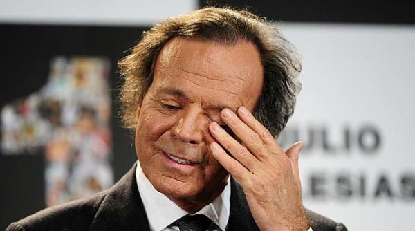 Julio Iglesias, reținut pe aeroport pentru conținutul bagajelor sale. Polițiștii au verificat cele 40 de kilograme de marfă interzisă