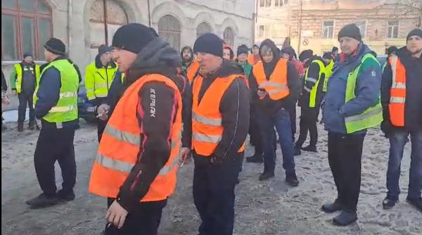 Aproximativ 150 de şoferi de camioane din Ucraina şi Turcia protestează în localitatea de frontieră Siret: „Nu mai au apă, nu mai au mâncare“