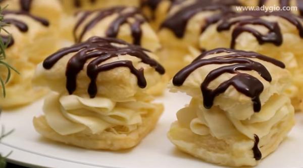 Prăjitură cu cremă de vanilie și foietaj - delicioasă și rapid de pregătit!