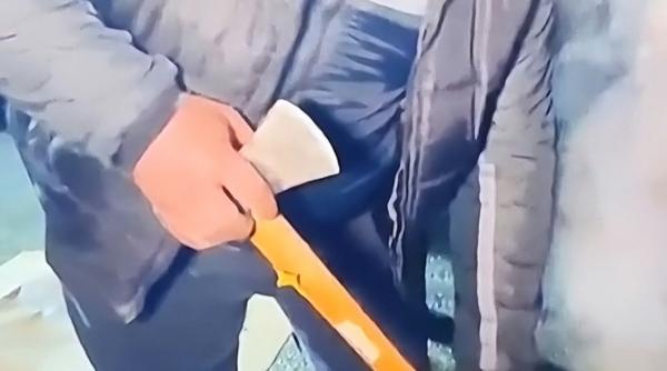 Protestatarii din Vama Siret au gătit mămăligă. Ciolacu, așteptat să le spună „cum să o învârtă“: „De la stânga la dreapta sau invers?“